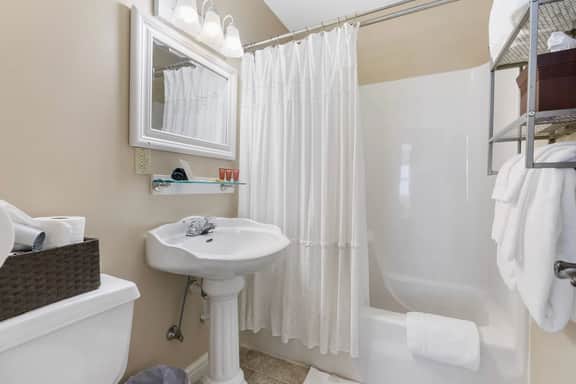 Quiet Quilt Room (BHK-1)